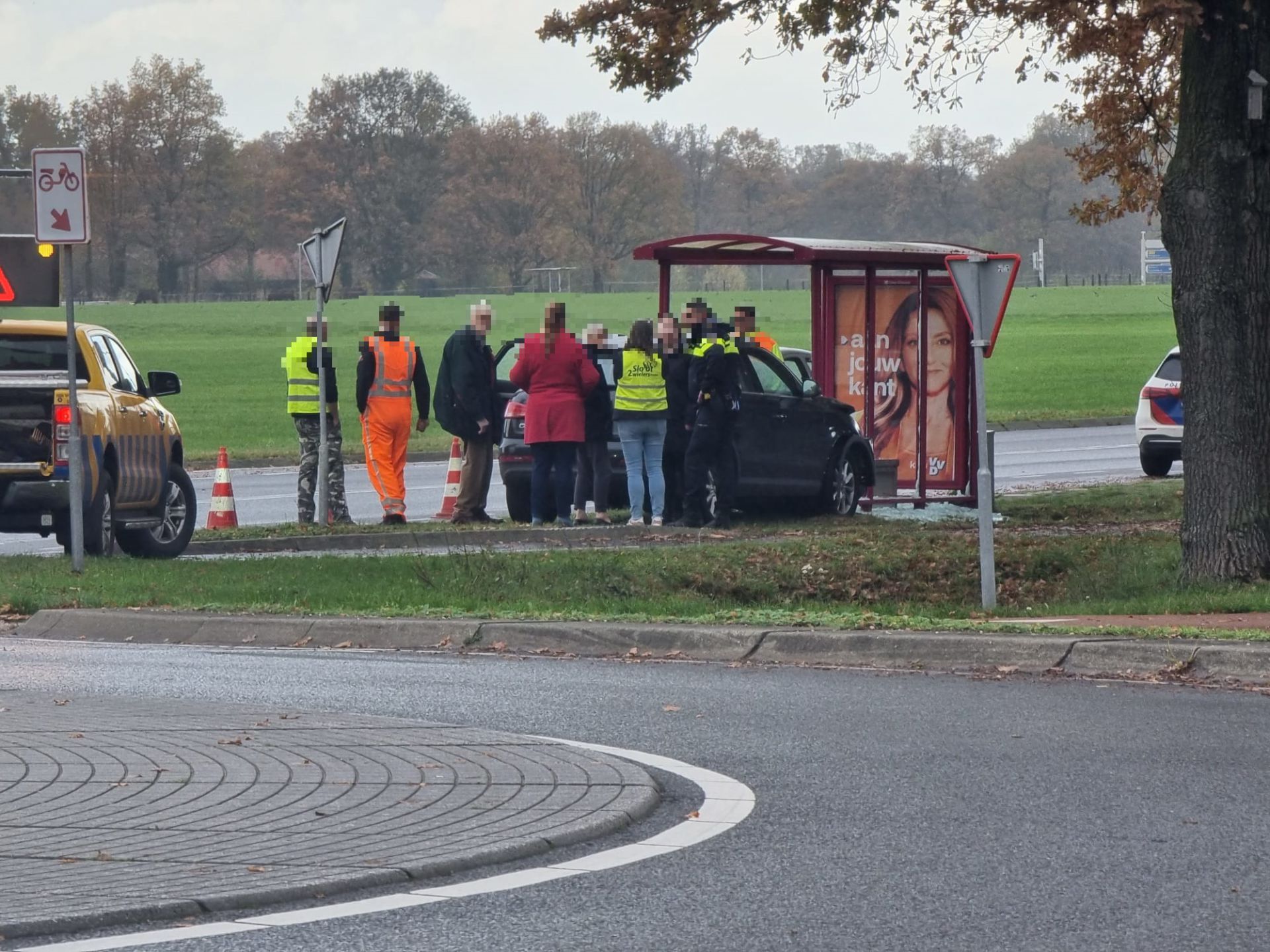 Update: Auto rijdt bushokje kapot bij rotonde Langestraat Delden - Bestuurder niet gewond