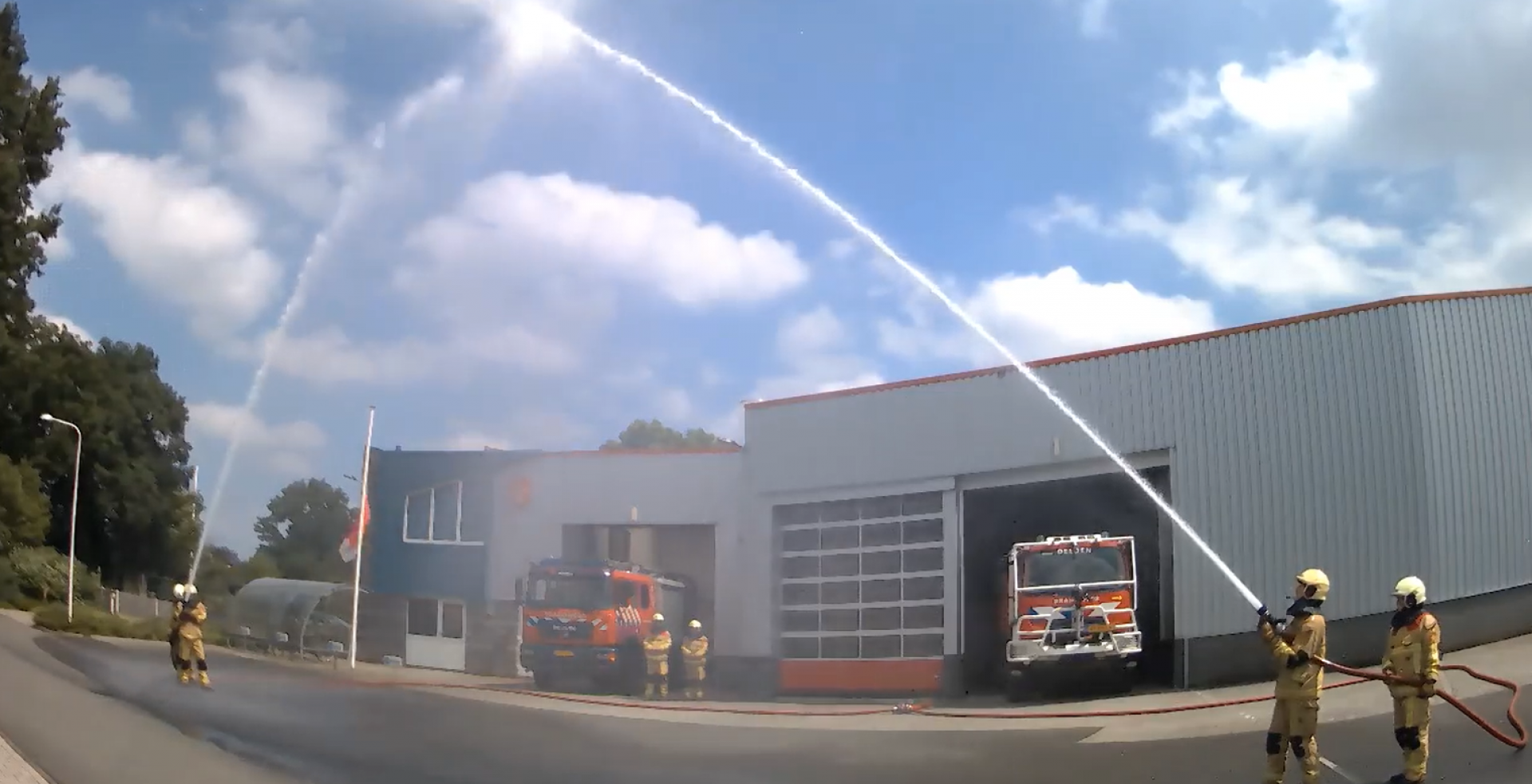 Omgekomen brandweerlieden herdacht bij kazerne in Delden
