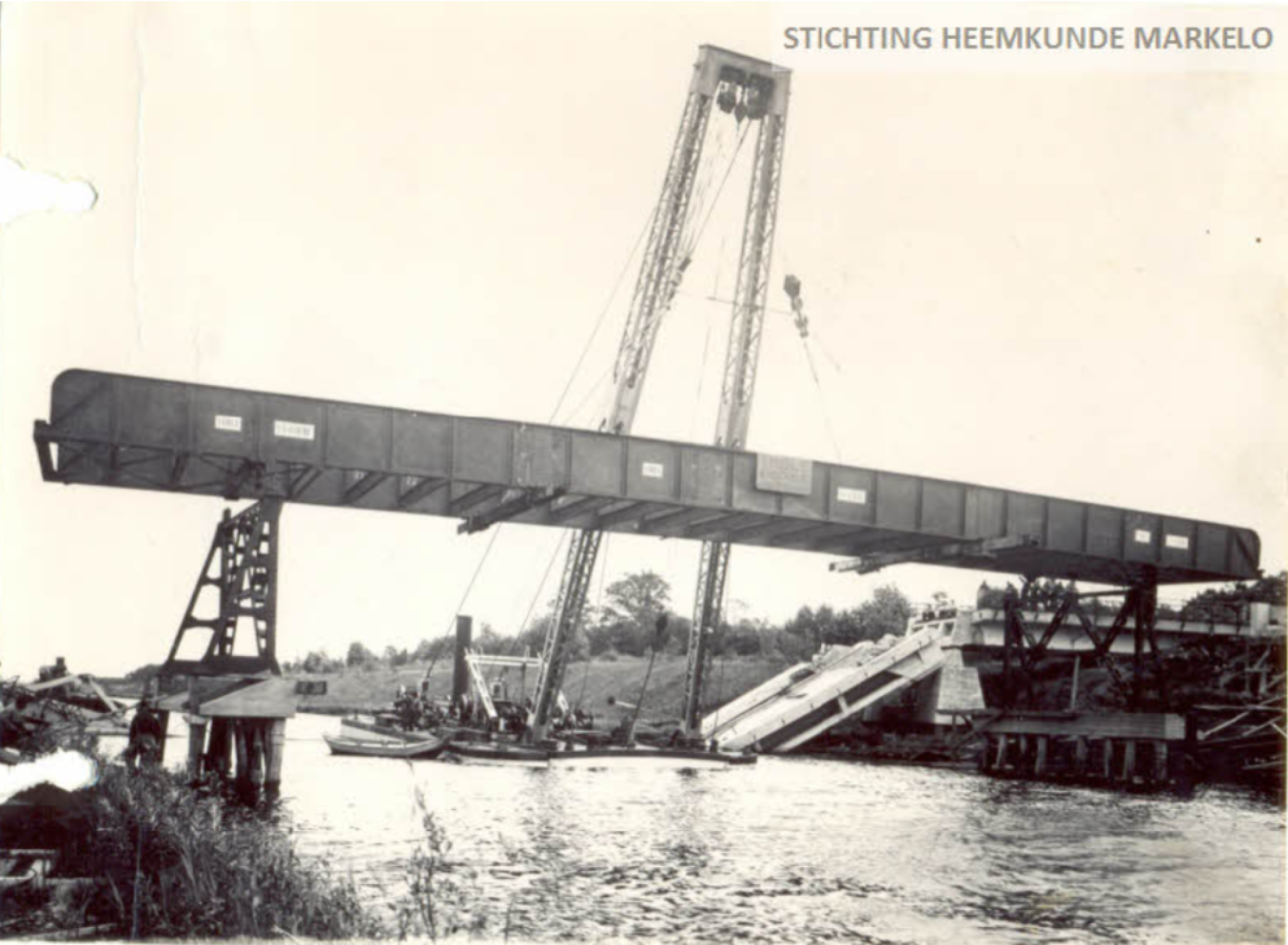 De geschiedenis van Delden in Beeld - Plaatsing van nieuwe Dorrebrug Ambt Delden in 1946