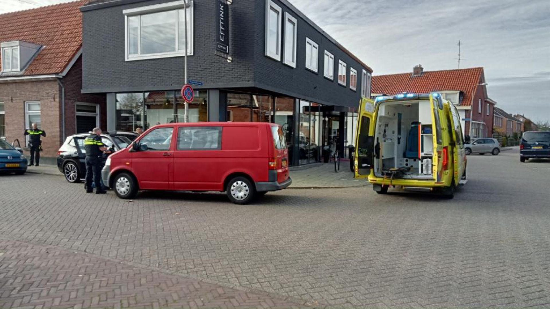 Alleen blikschade bij frontale botsing in centrum Delden