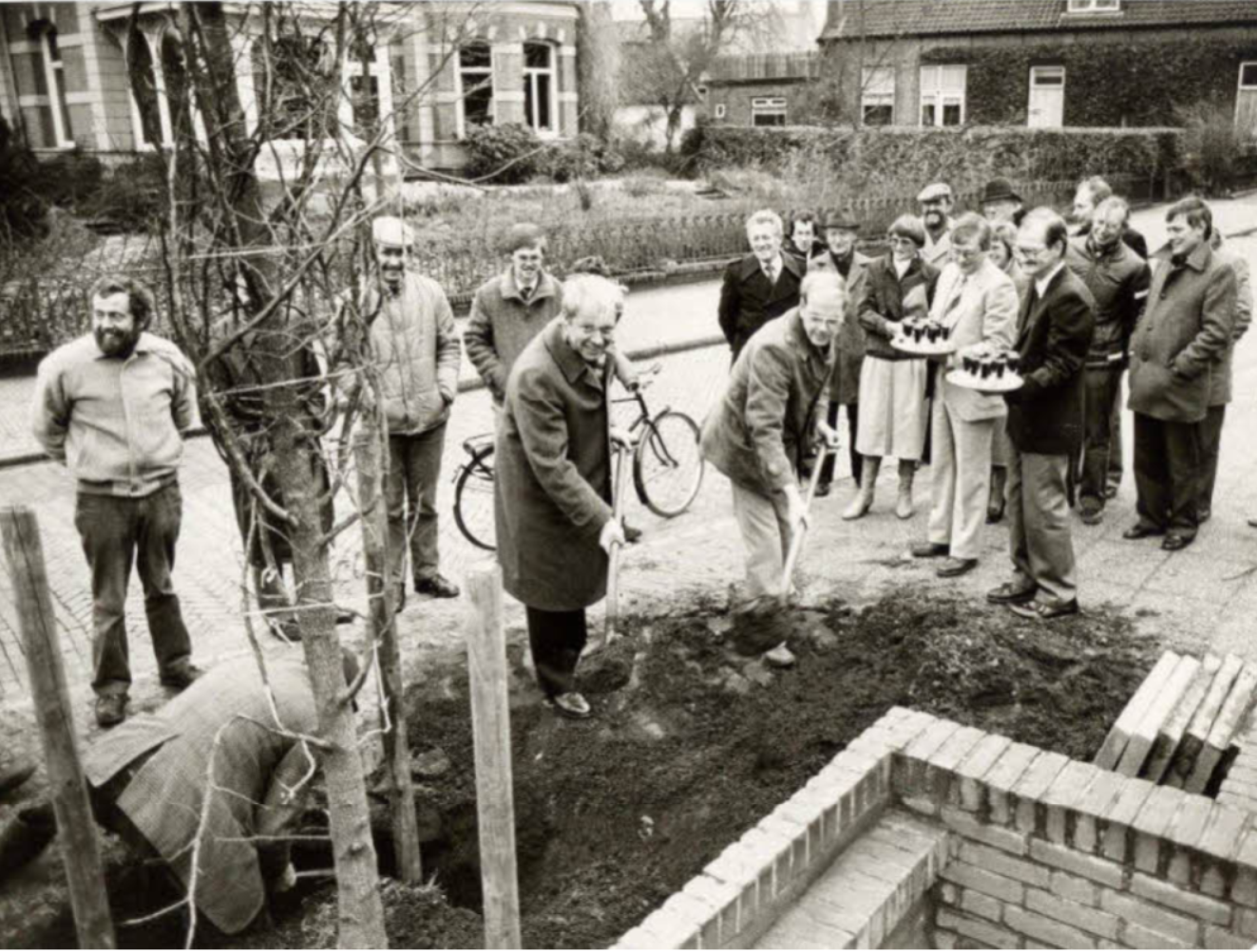 De geschiedenis van Delden in Beeld - Burgemeester Holthuizen plant boom aan Langestraat Delden 