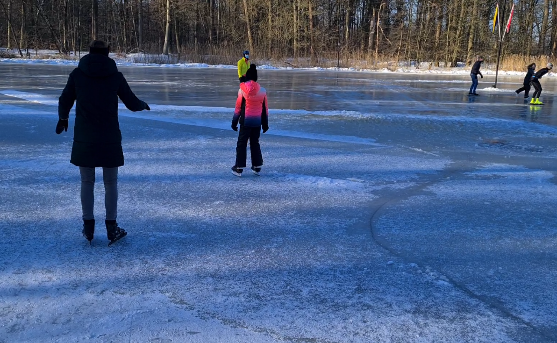 Video: IJsbaan Twickel onder perfecte schaatsomstandigheden geopend