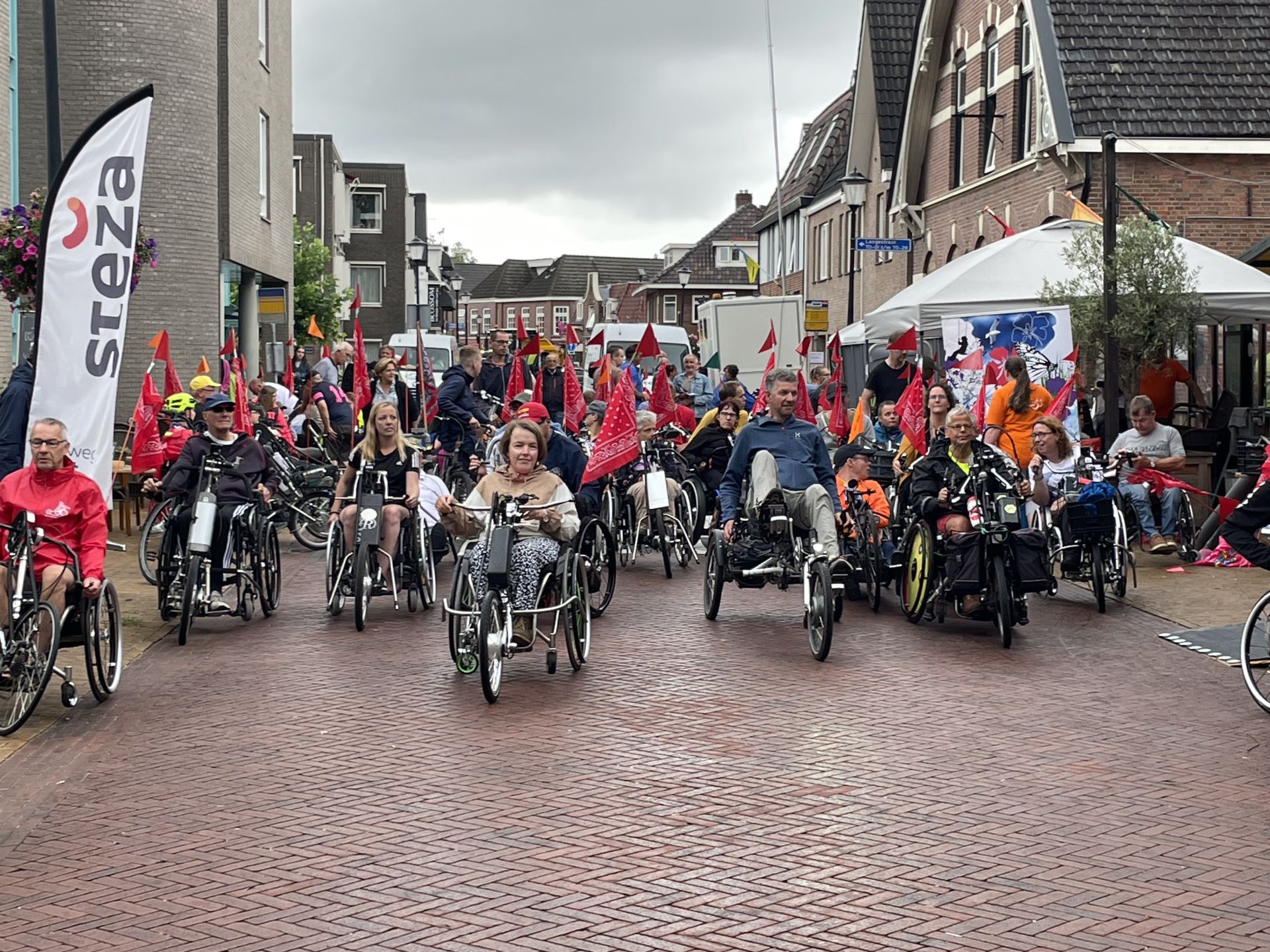 Rolstoelers onderweg voor laatste etappe 4daagse &ndash; Groots onthaal in centrum Delden