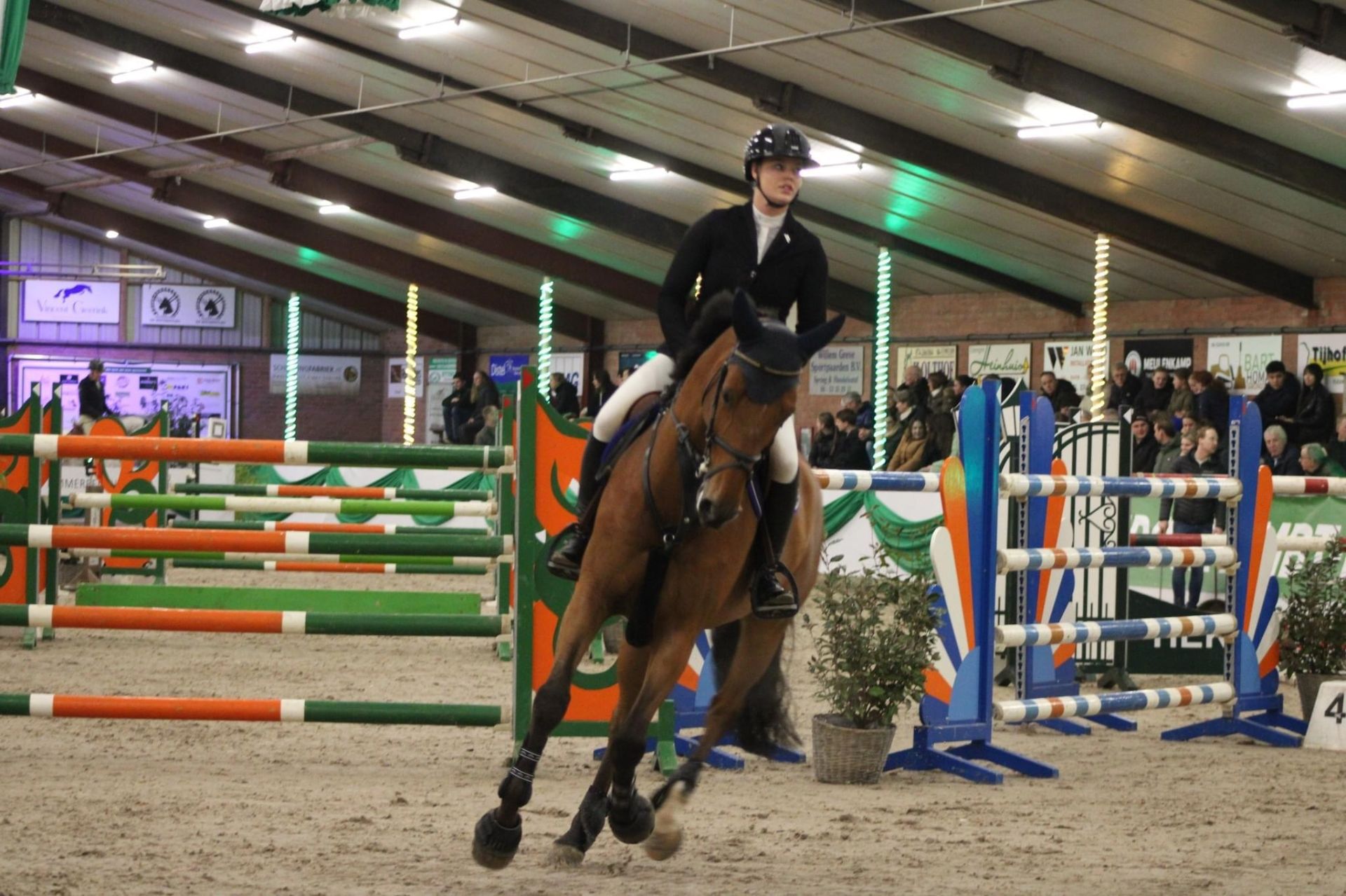 Amke Bekhuis wint Grote Prijs van Ambt Delden in paardensportcentrum de Hoffmeijer
