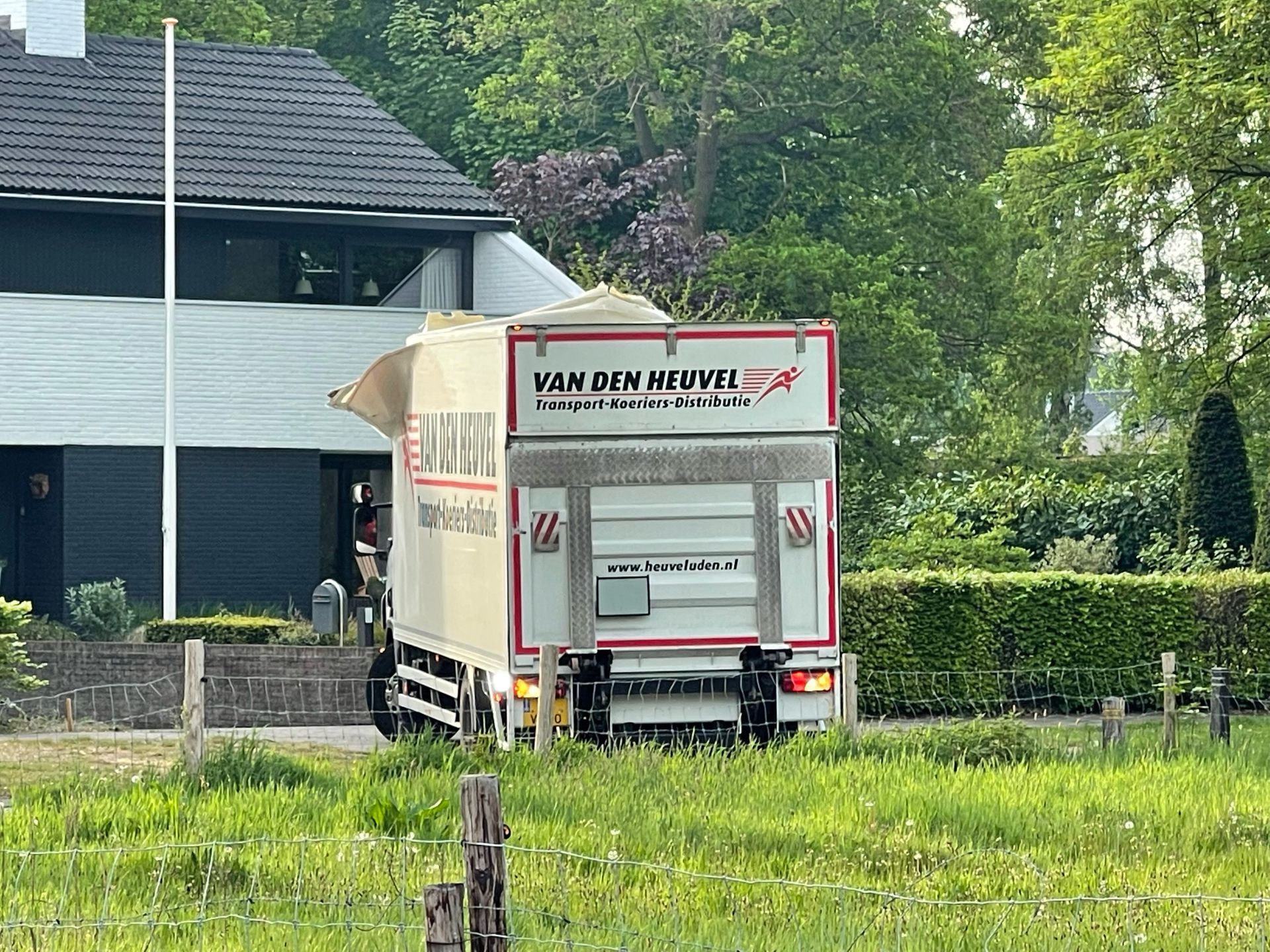 Aanrijding met spoortunnel Delden zorgt voor behoorlijke schade aan vrachtwagen