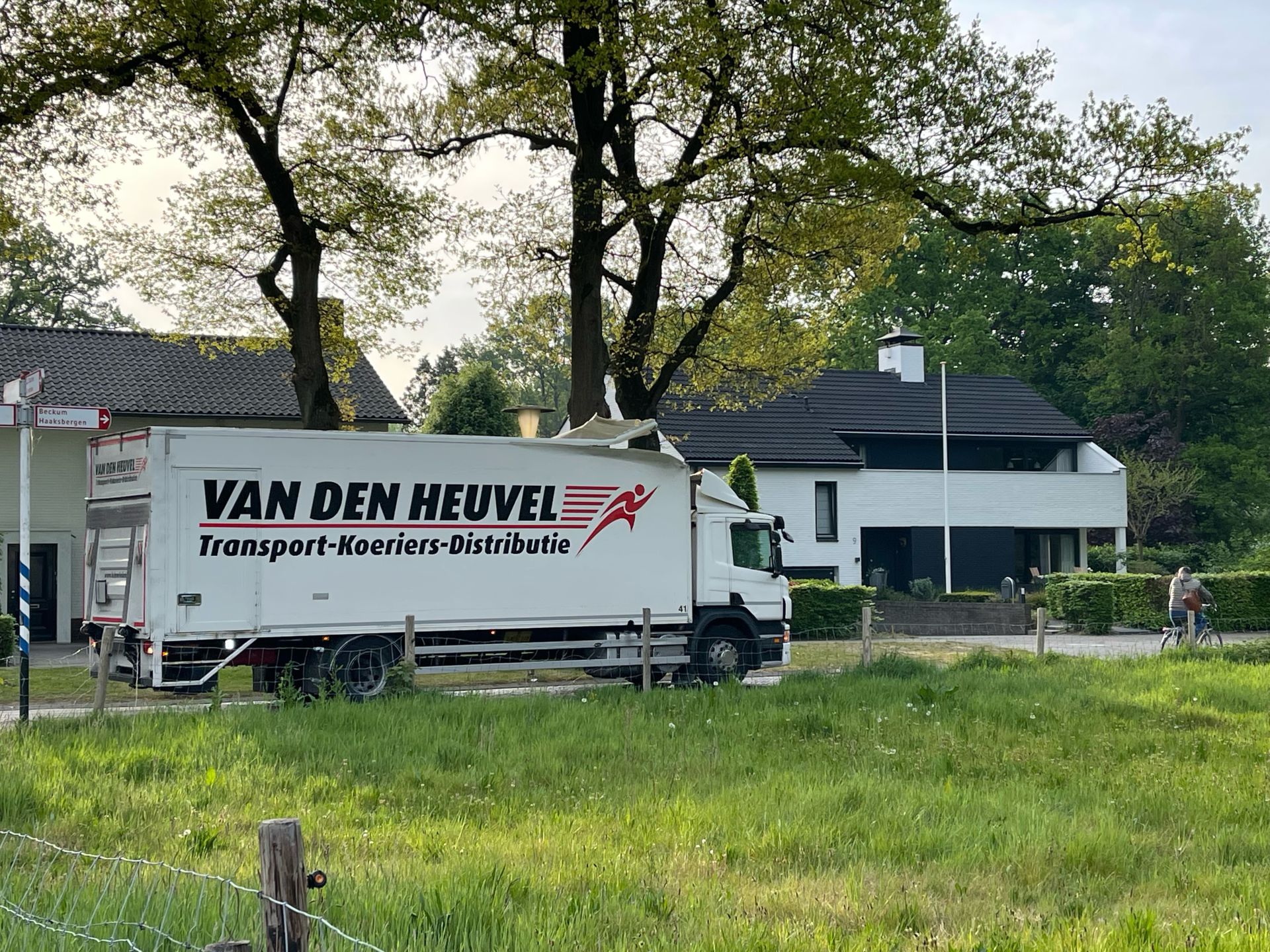 Aanrijding met spoortunnel Delden zorgt voor behoorlijke schade aan vrachtwagen