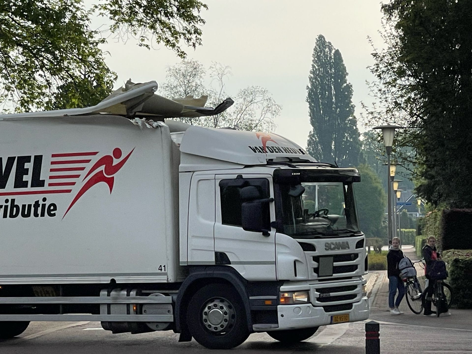 Aanrijding met spoortunnel Delden zorgt voor behoorlijke schade aan vrachtwagen