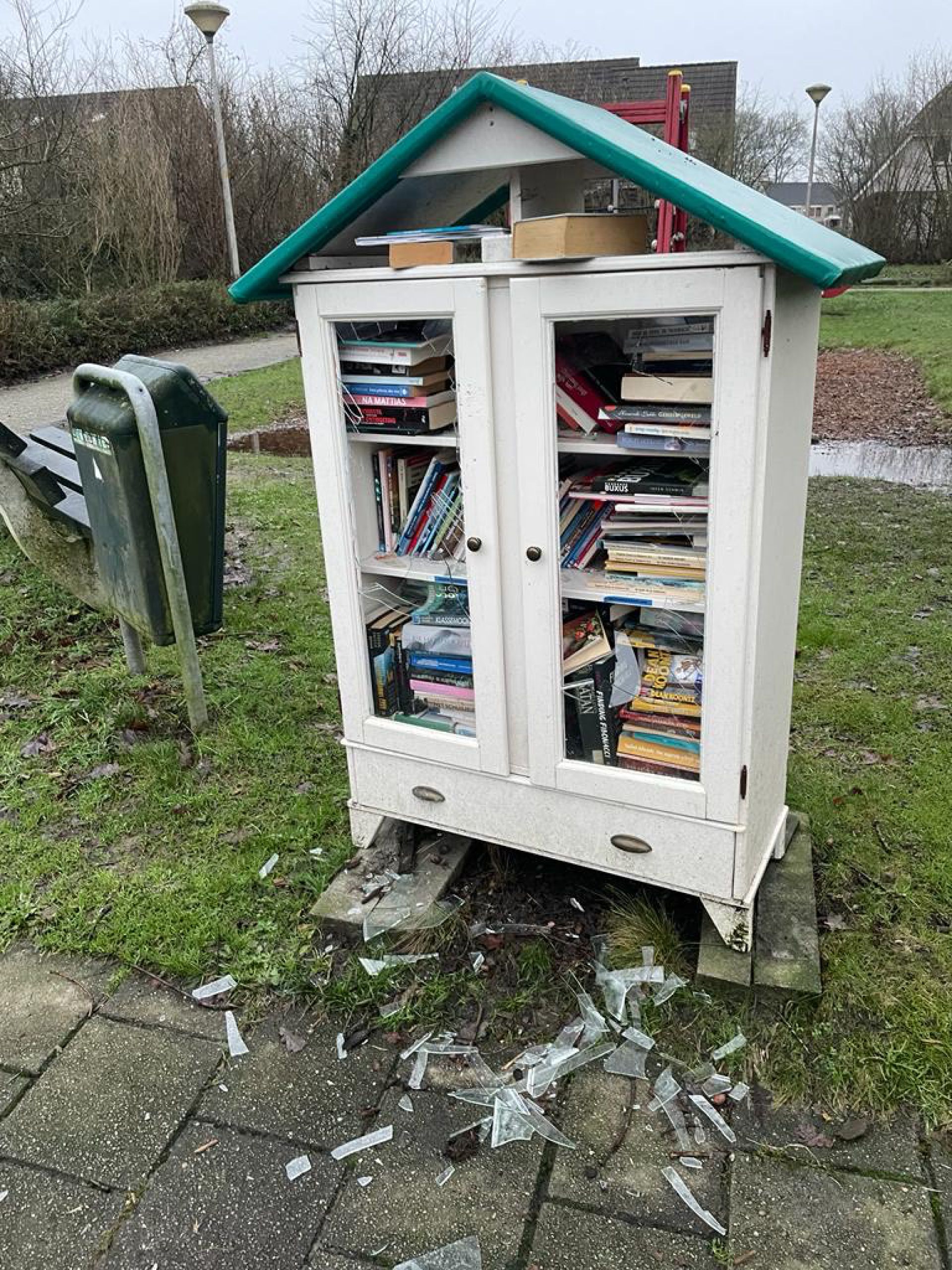 Buurtboekenkast aan Steinwegstraat Delden vernield