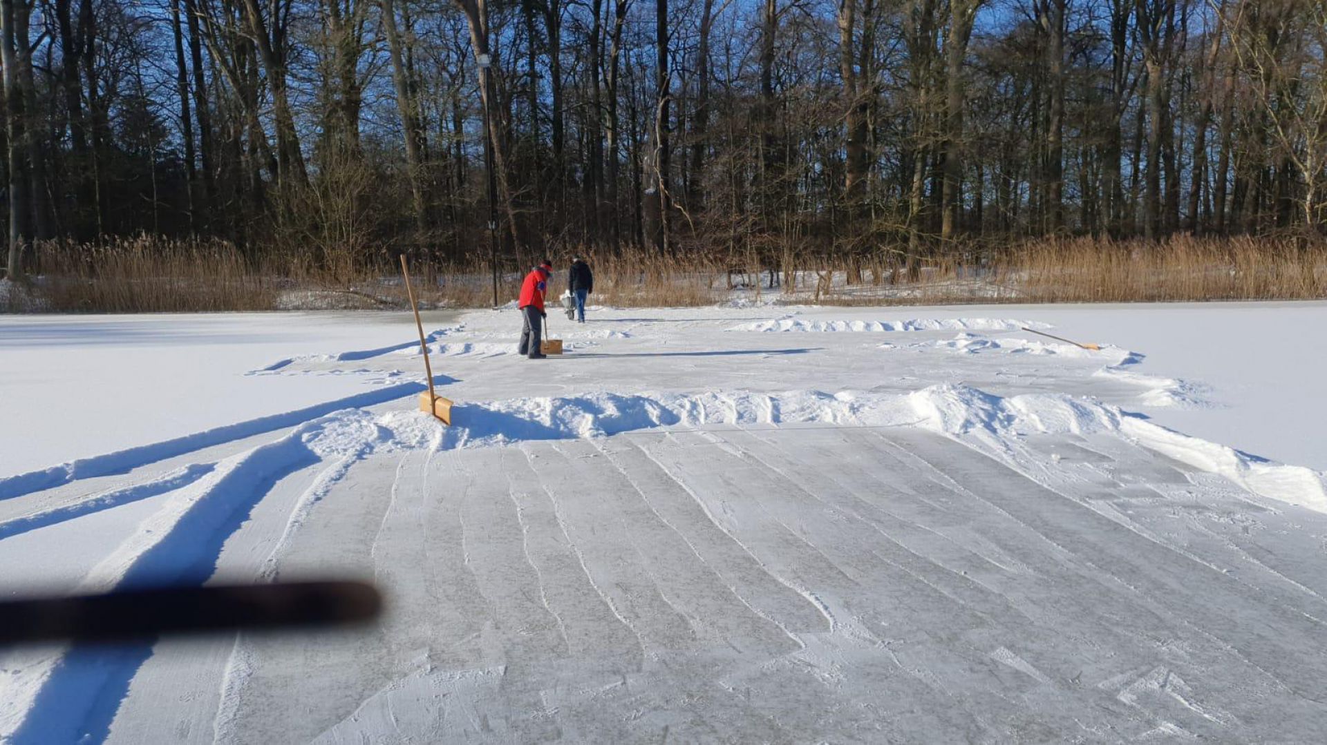 IJsmeesters Delden: 'Help mee met sneeuwvrij maken ijsbaan Twickel'