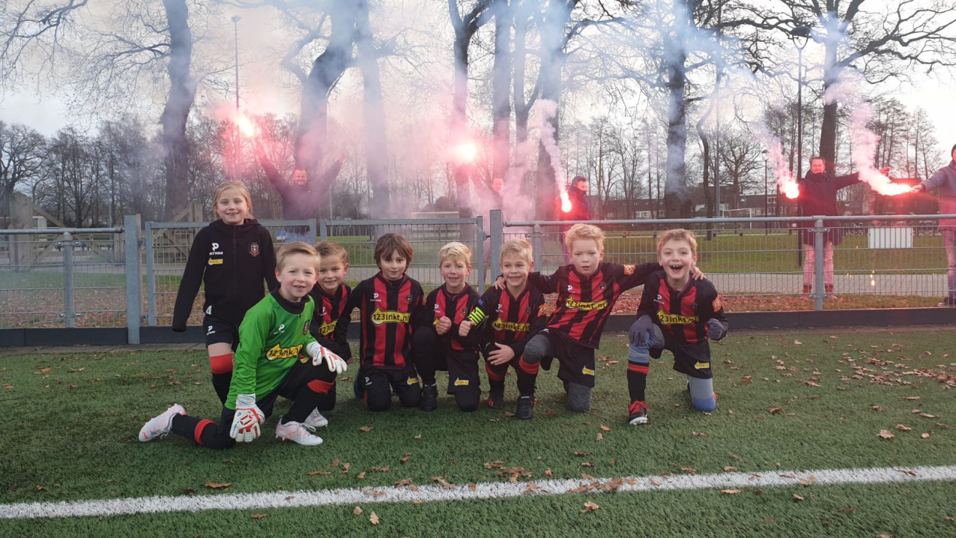 Rood Zwart en SV Delden zetten jeugdkampioenen in het zonnetje: 7 teams kampioen