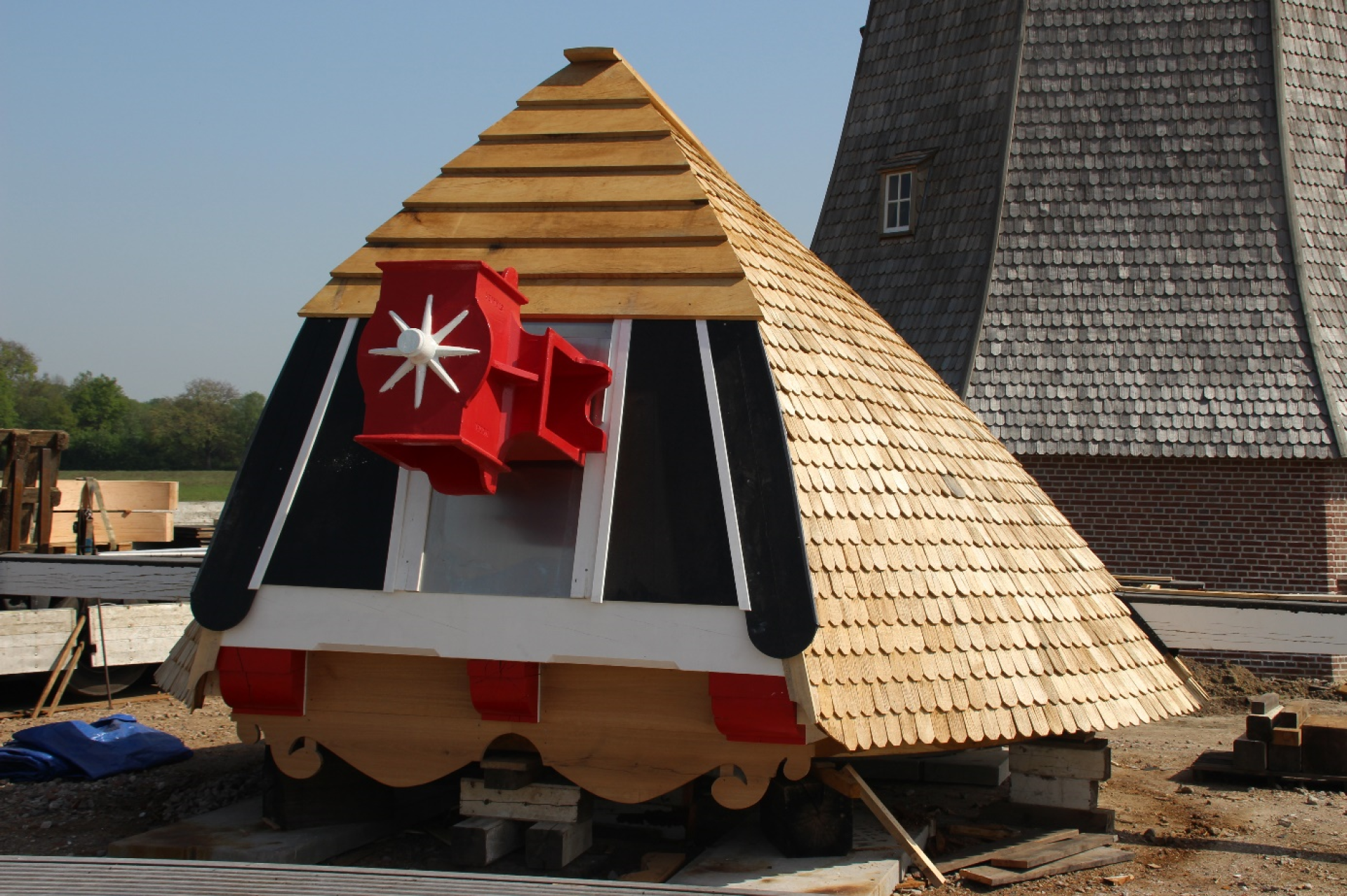 De kap gaat eindelijk op de Eschmolen in Delden