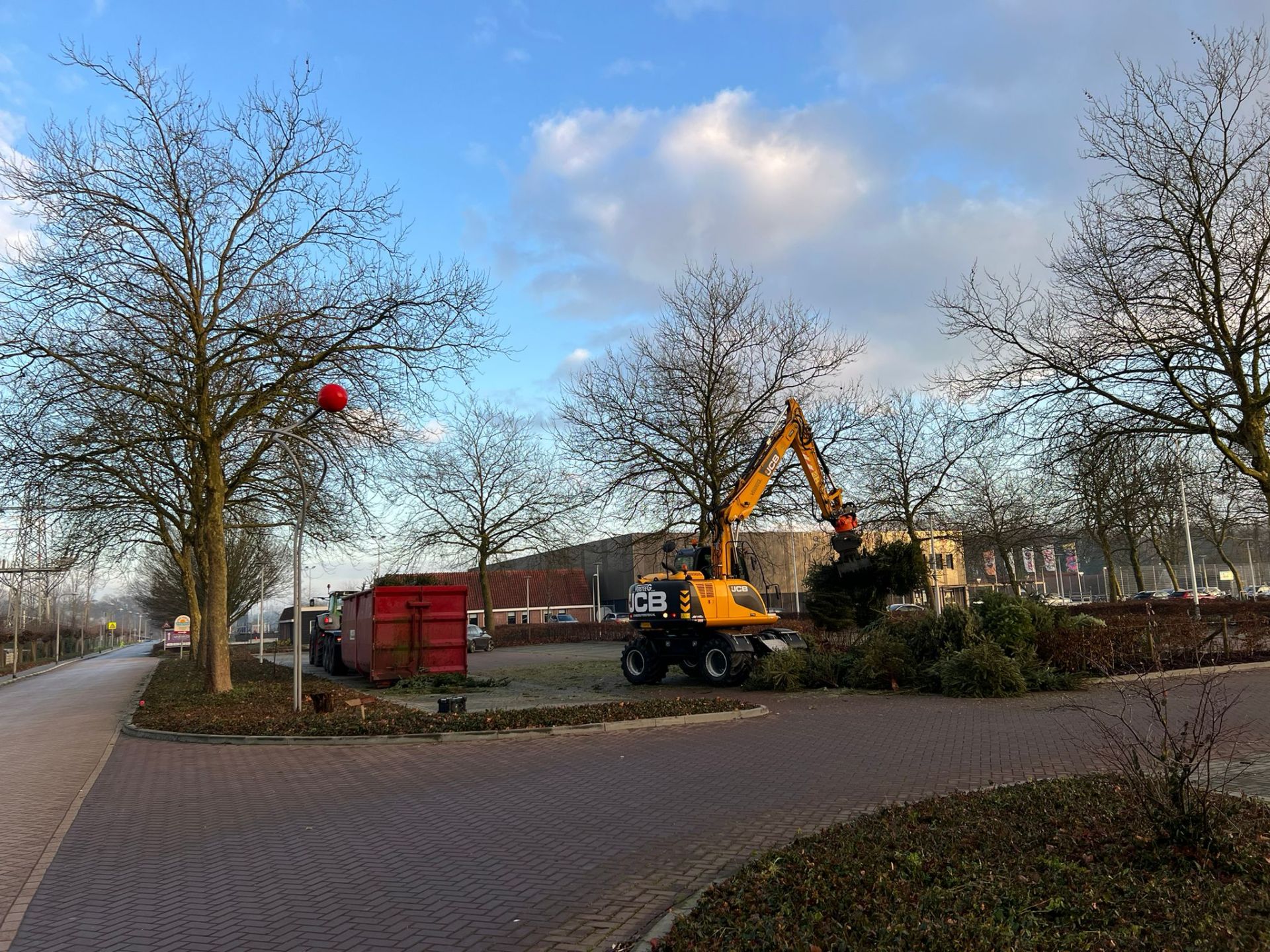 Kerstbomeninzameling ook op nieuwe plek in Delden een succes
