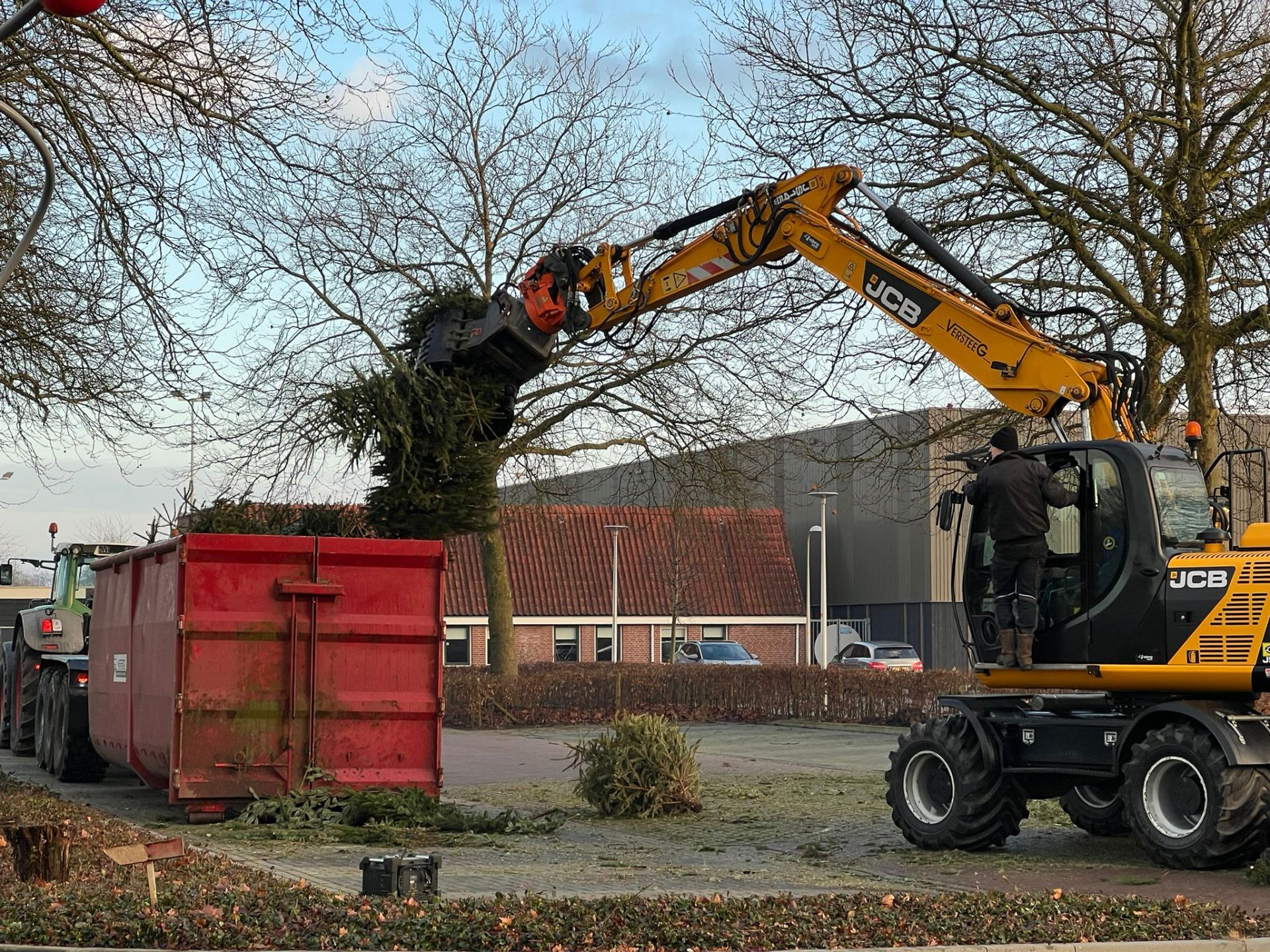 Kerstbomeninzameling ook op nieuwe plek in Delden een succes
