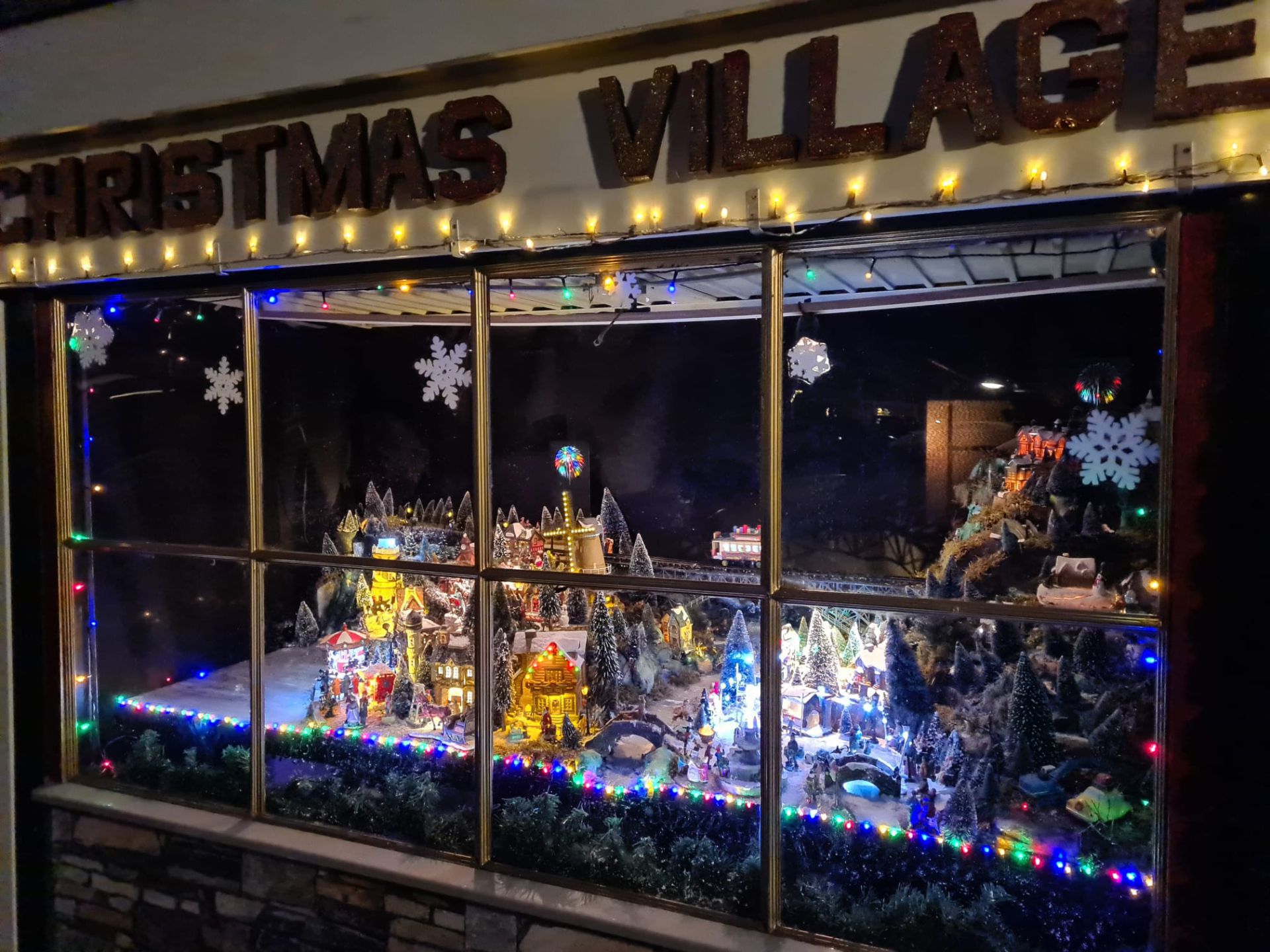 &lsquo;Christmas village&rsquo; in Deldense garage nog groter en bonter dan vorig jaar