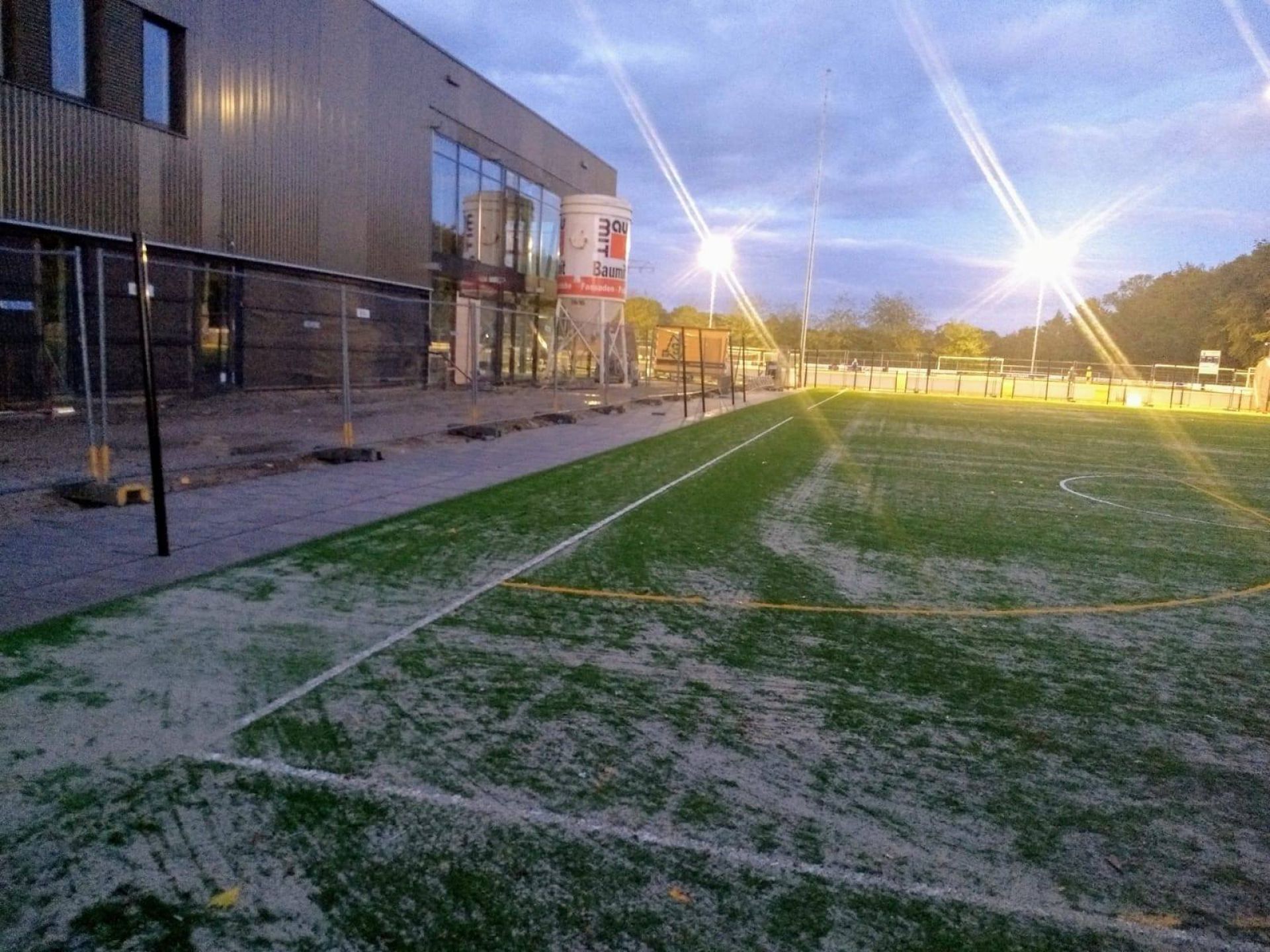 Kunstgrasveld op sportpark de Mors gereed