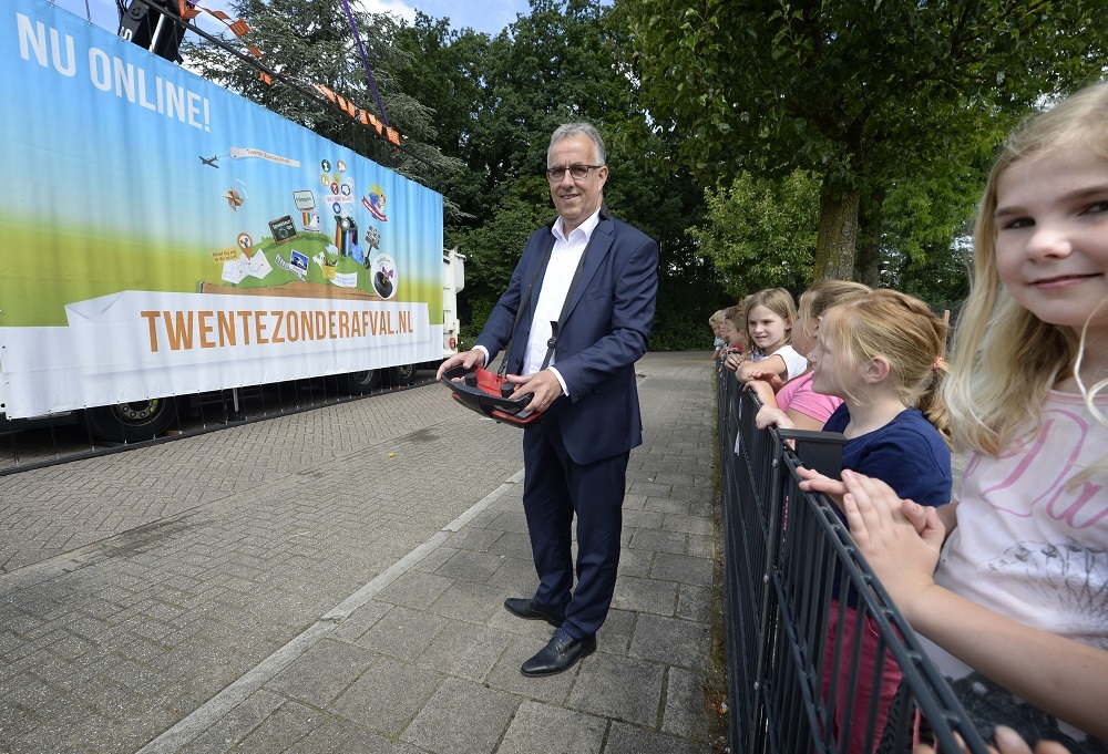 Voorleesactie op Deldense scholen: Harry Scholten en William Sanchez lezen kleuters voor