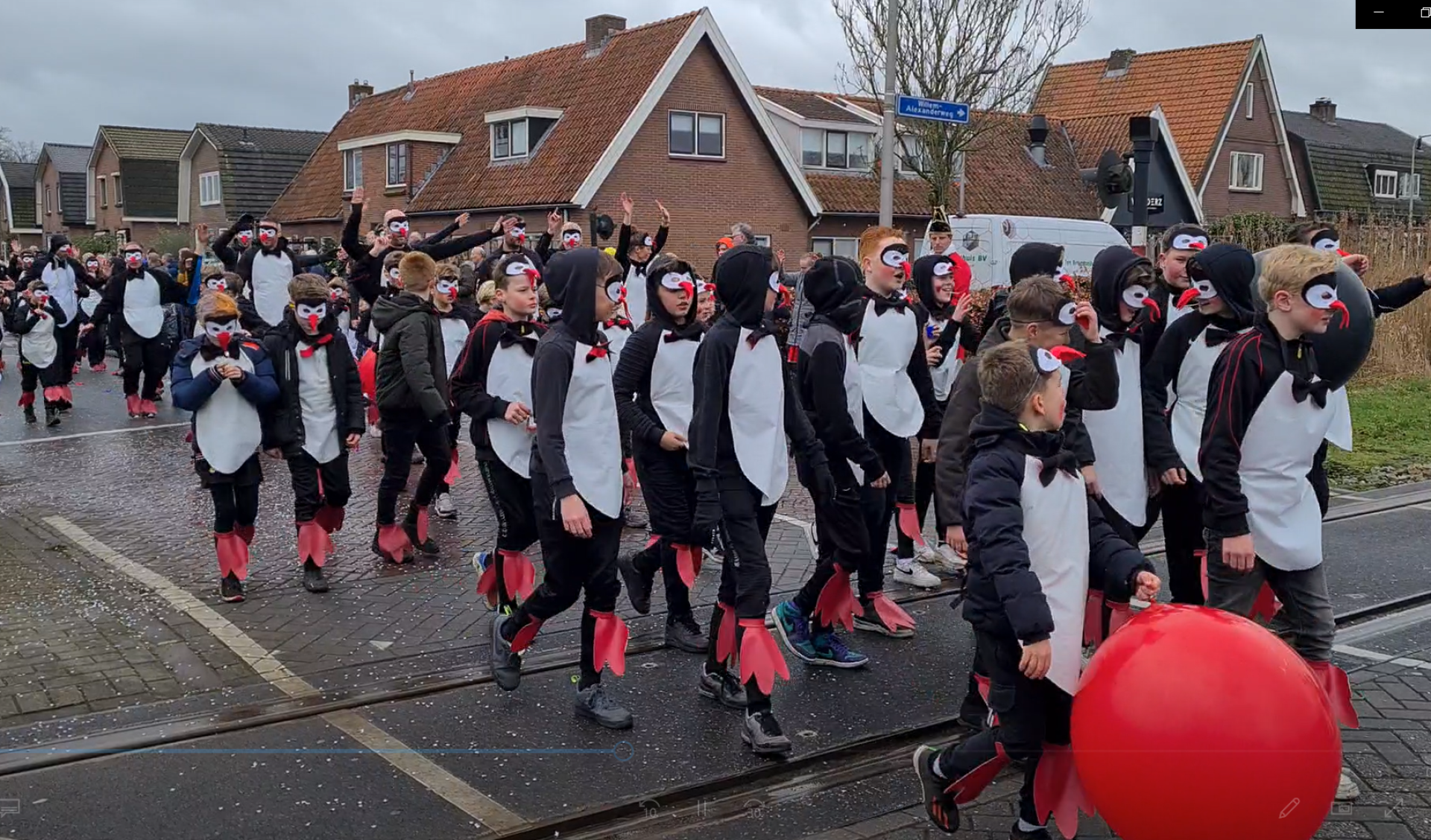 Video: Bonte carnavalsstoet trekt door de Deldense straten