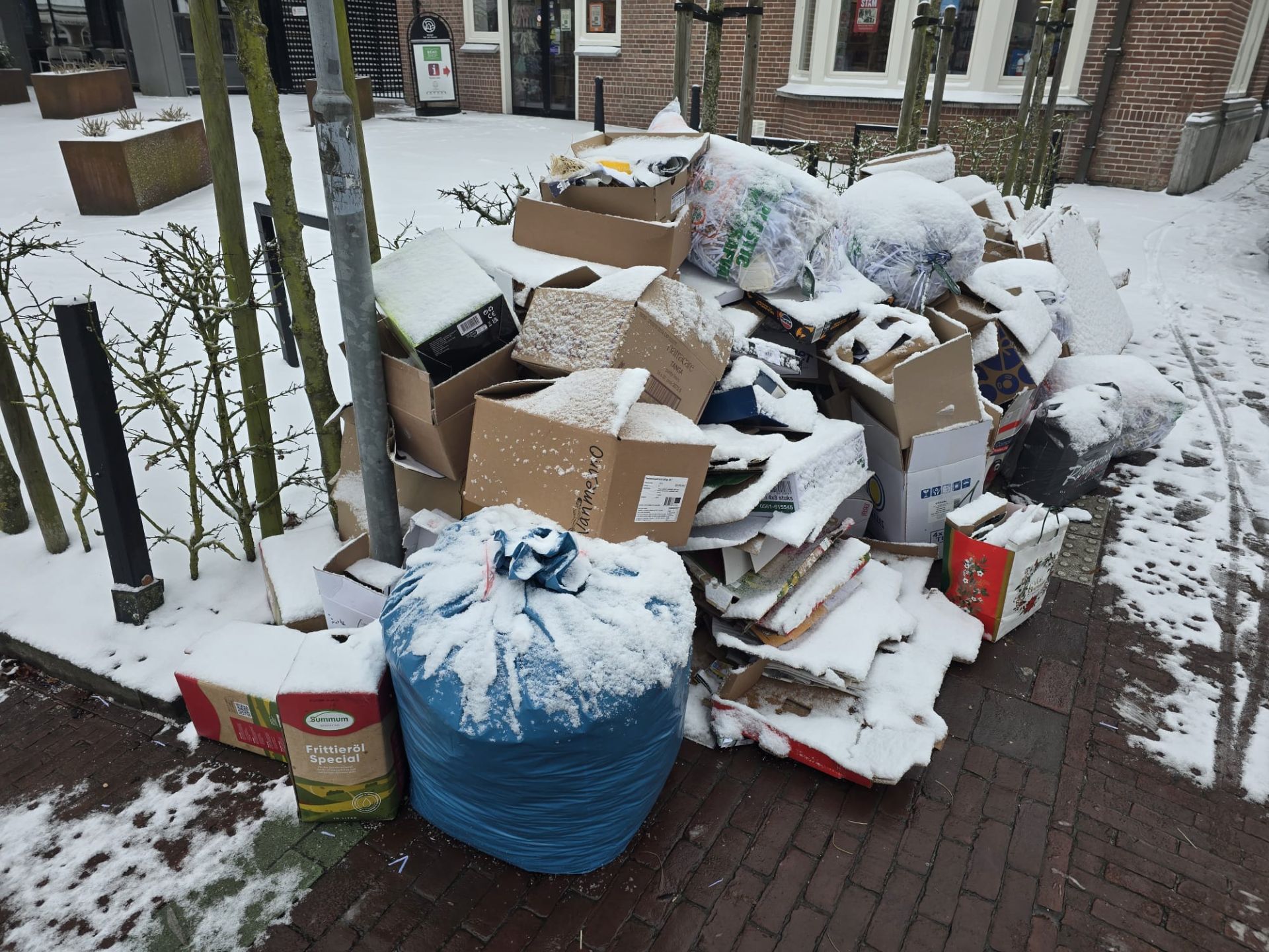 Inzameling oud papier centrum Delden op 19 januari