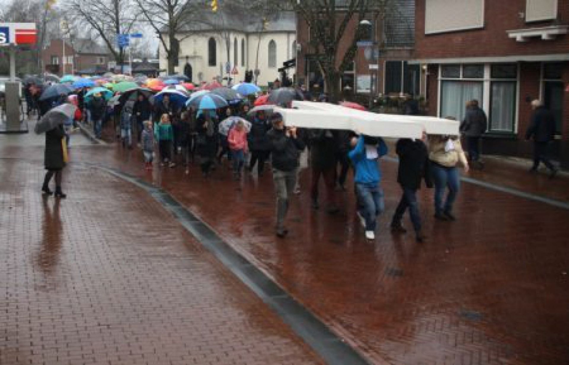 Route The Passion Delden bekend: Oekra&iuml;ense vluchtelingen dragen witte kruis 