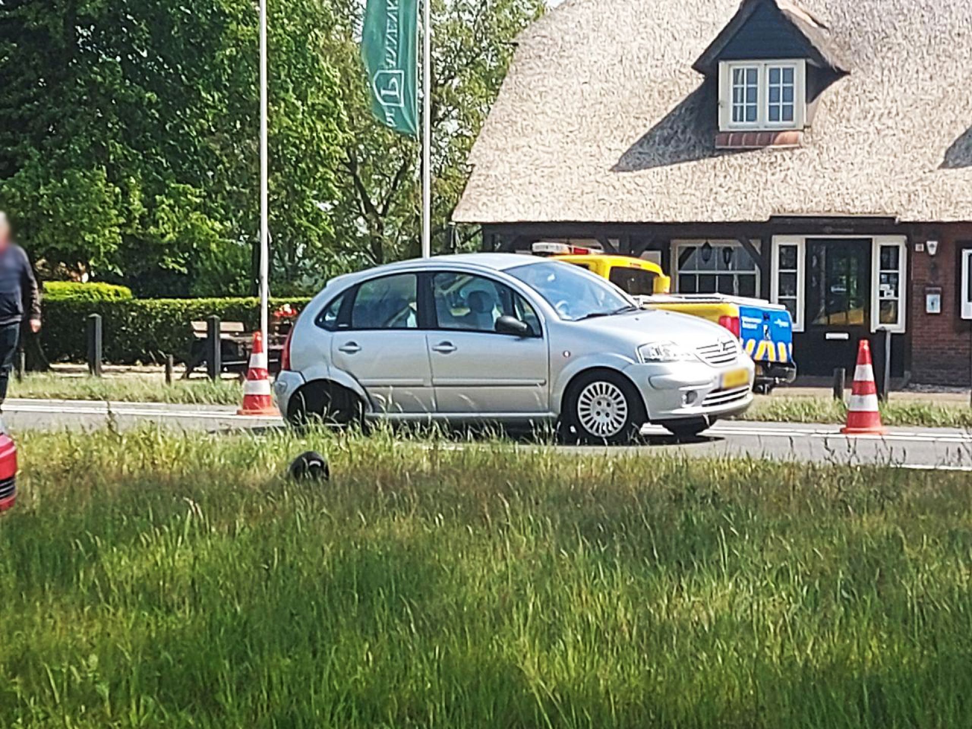 Auto verliest wiel bij aanrijding net buiten Delden