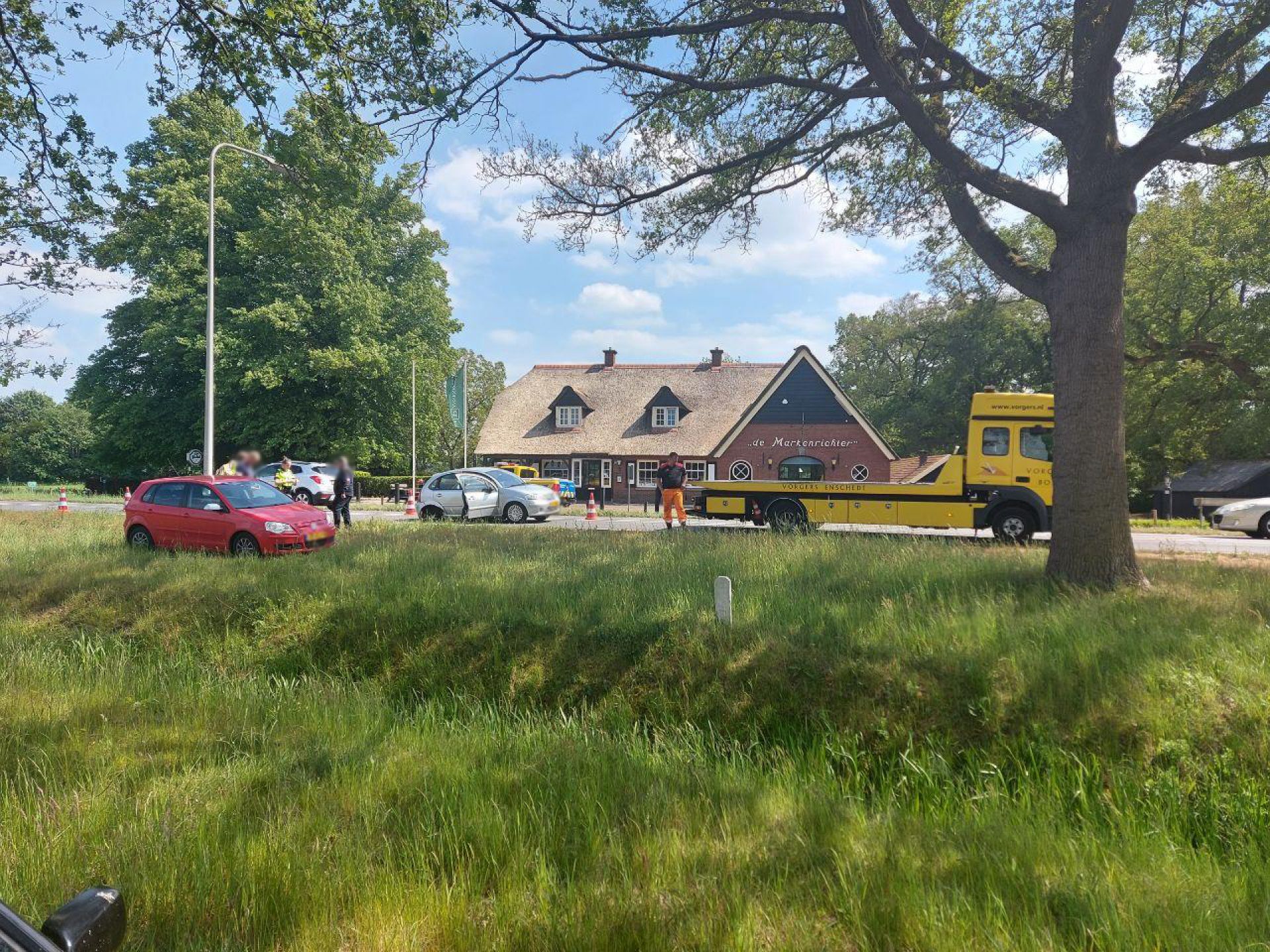 Auto verliest wiel bij aanrijding net buiten Delden