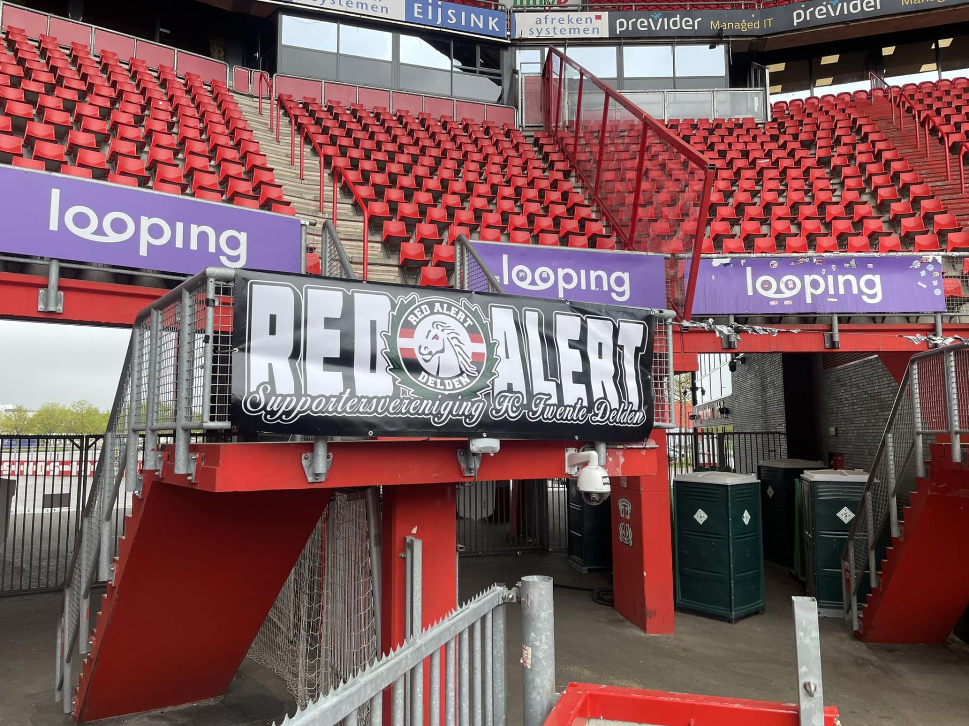 Deldense supportersvereniging FC Twente heeft weer spandoek in Grolsch Veste