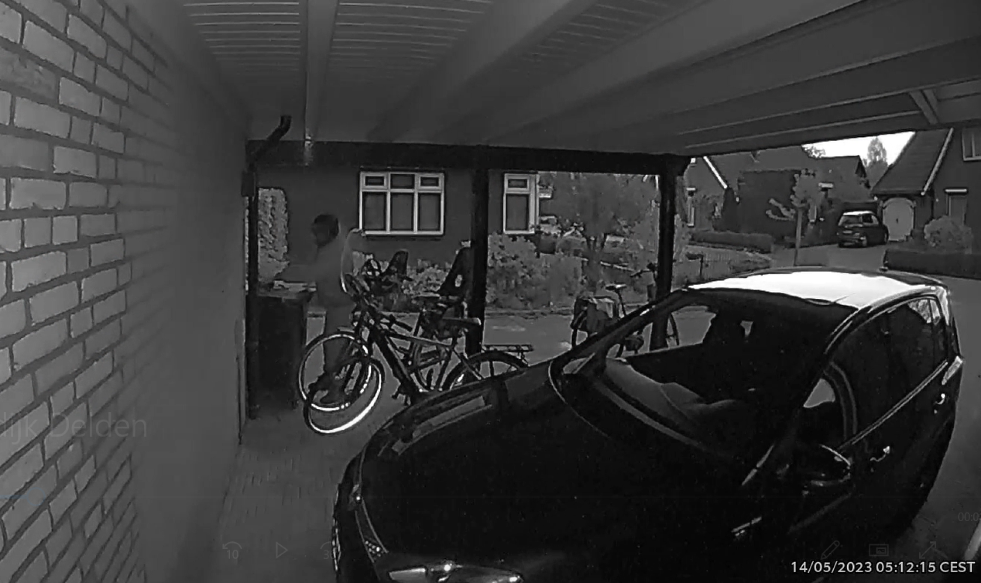 Video: Dief steelt laadkabel en fietsdisplay aan Torendijk Delden