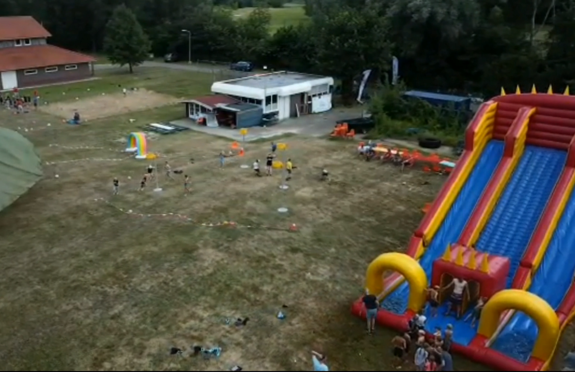 Video: Dag 2 Houtstad Delden: &lsquo;Activiteiten verenigingen, stormbaan en hutten gereed&rsquo;