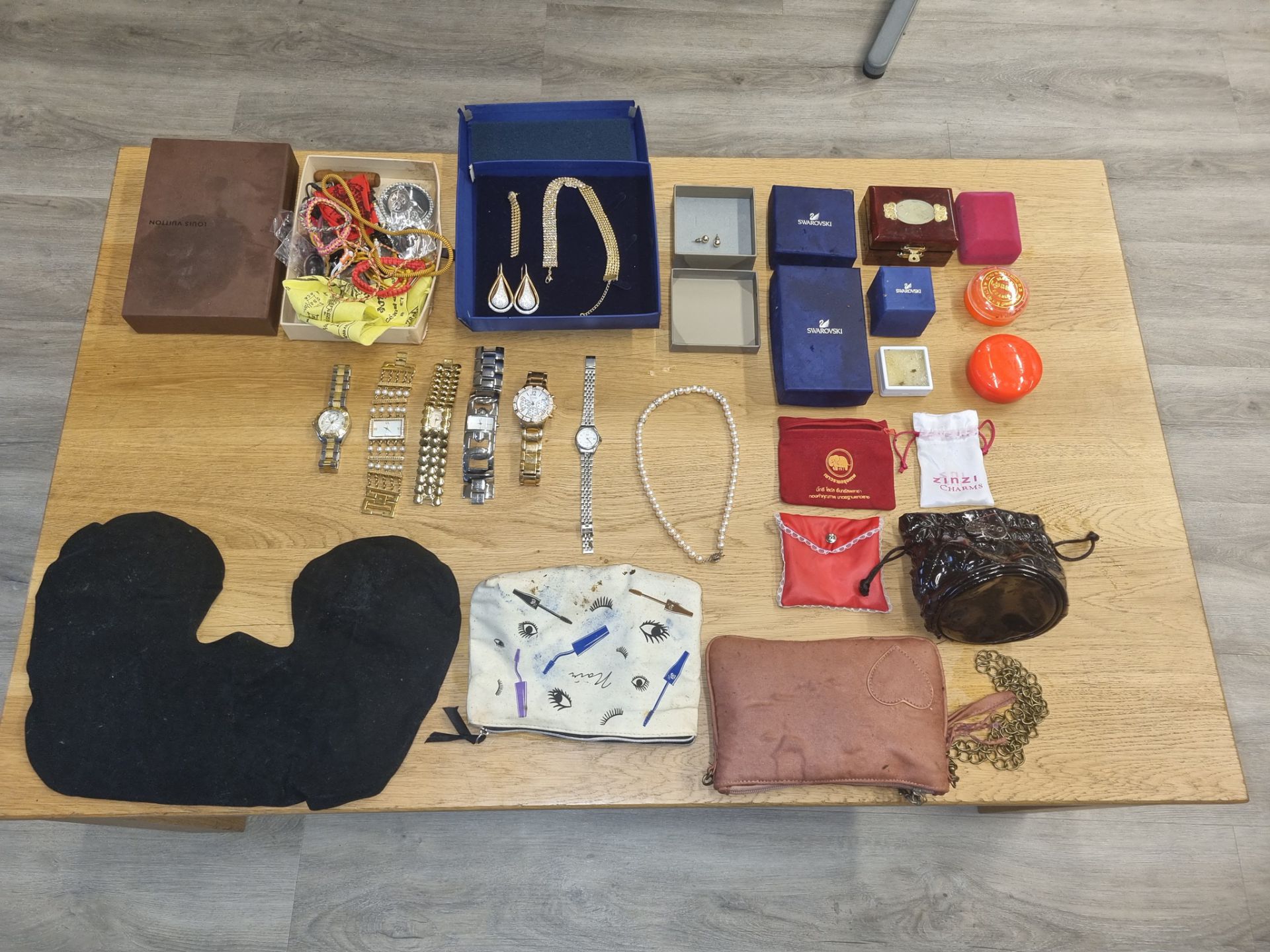 Politie zoekt eigenaren van sieraden die tussen Delden en Hengelo werden gevonden
