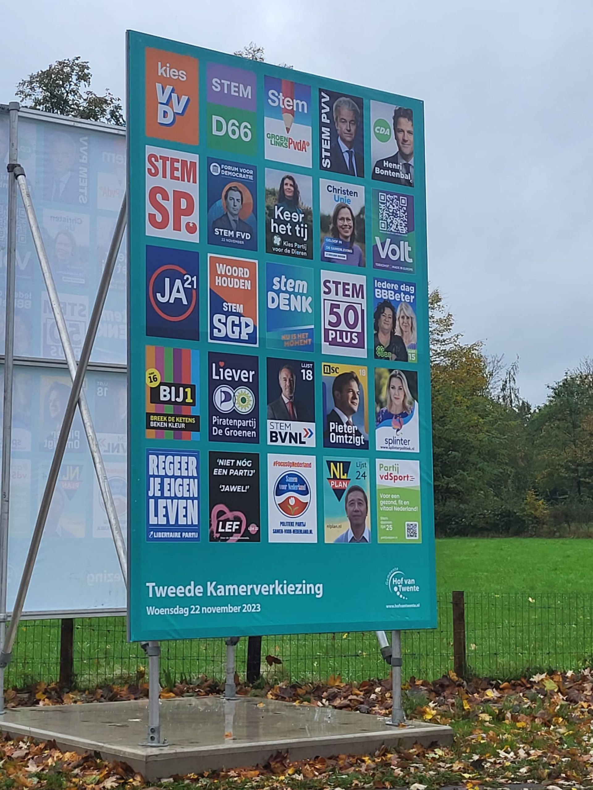  Slechtziende Marije Averdijk uit Delden kan dankzij hulpmiddelen snel en zelfstandig stemmen   