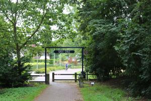 Opening van de beeldenexpositie Kunststation Delden