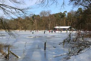 Schaatspret op natuurijsbaan Twickel bij Delden