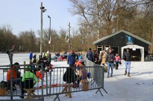 Schaatspret op natuurijsbaan Twickel bij Delden