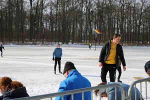 Schaatspret op natuurijsbaan Twickel bij Delden