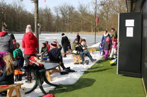 Schaatspret op natuurijsbaan Twickel bij Delden