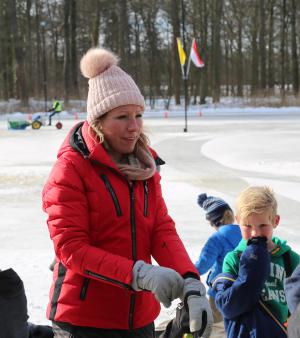 Schaatspret op natuurijsbaan Twickel bij Delden
