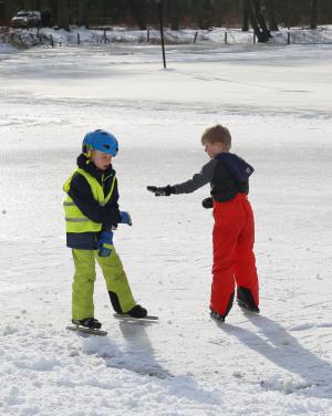 Schaatspret op natuurijsbaan Twickel bij Delden