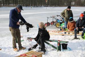 Schaatspret op natuurijsbaan Twickel bij Delden