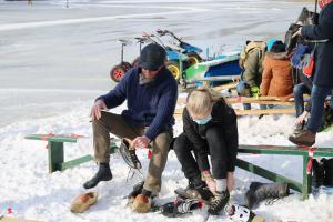 Schaatspret op natuurijsbaan Twickel bij Delden