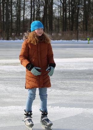 Schaatspret op natuurijsbaan Twickel bij Delden