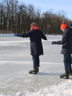 Schaatspret op natuurijsbaan Twickel bij Delden