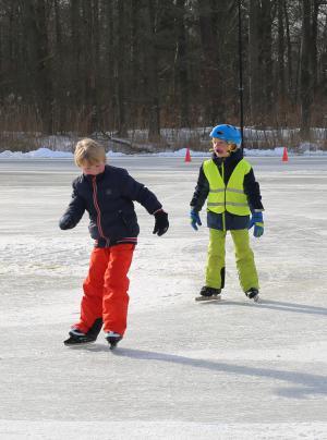 Schaatspret op natuurijsbaan Twickel bij Delden