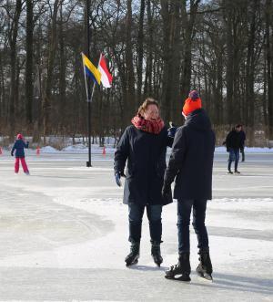 Schaatspret op natuurijsbaan Twickel bij Delden