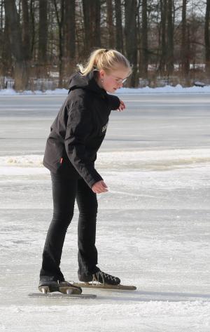 Schaatspret op natuurijsbaan Twickel bij Delden