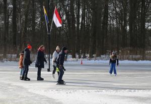 Schaatspret op natuurijsbaan Twickel bij Delden