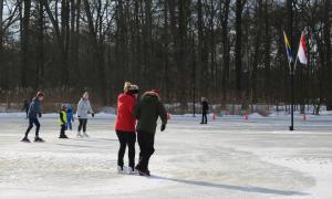 Schaatspret op natuurijsbaan Twickel bij Delden