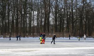 Schaatspret op natuurijsbaan Twickel bij Delden