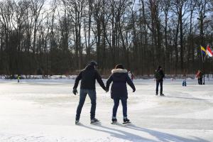 Schaatspret op natuurijsbaan Twickel bij Delden