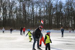 Schaatspret op natuurijsbaan Twickel bij Delden