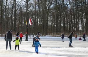 Schaatspret op natuurijsbaan Twickel bij Delden